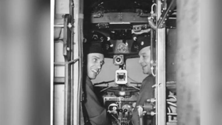 Piloten Howard Cannon en Frank Krebs in de cockpit.