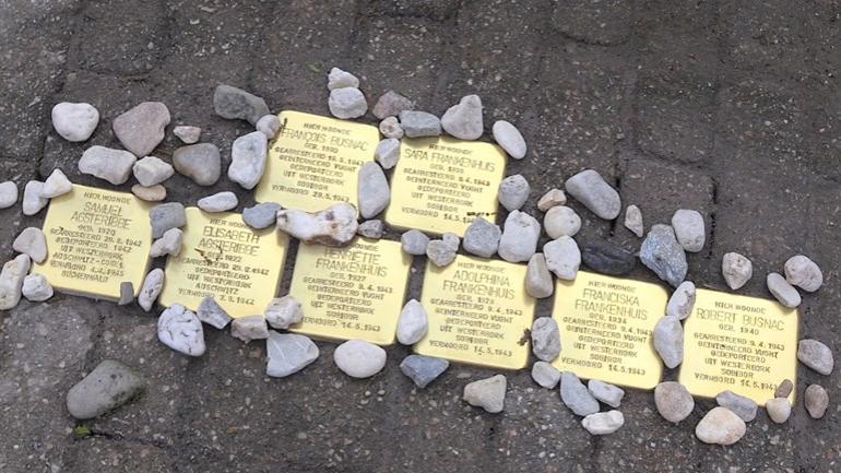 Struikelstenen in Moergestel herdenken het gezin Busnac-Frankenhuis dat in de Tweede Wereldoorlog werd vermoord.