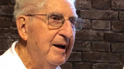 Bryce (94) wordt bijna doodgeknuffeld als een van de laatste oorlogsveteranen: ‘It’s wonderful’.