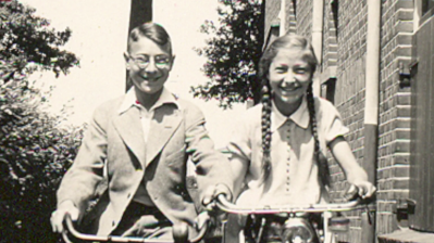 Lore (18) moest kiezen: vluchten met haar moeder en broer of bij haar gewonde vader blijven